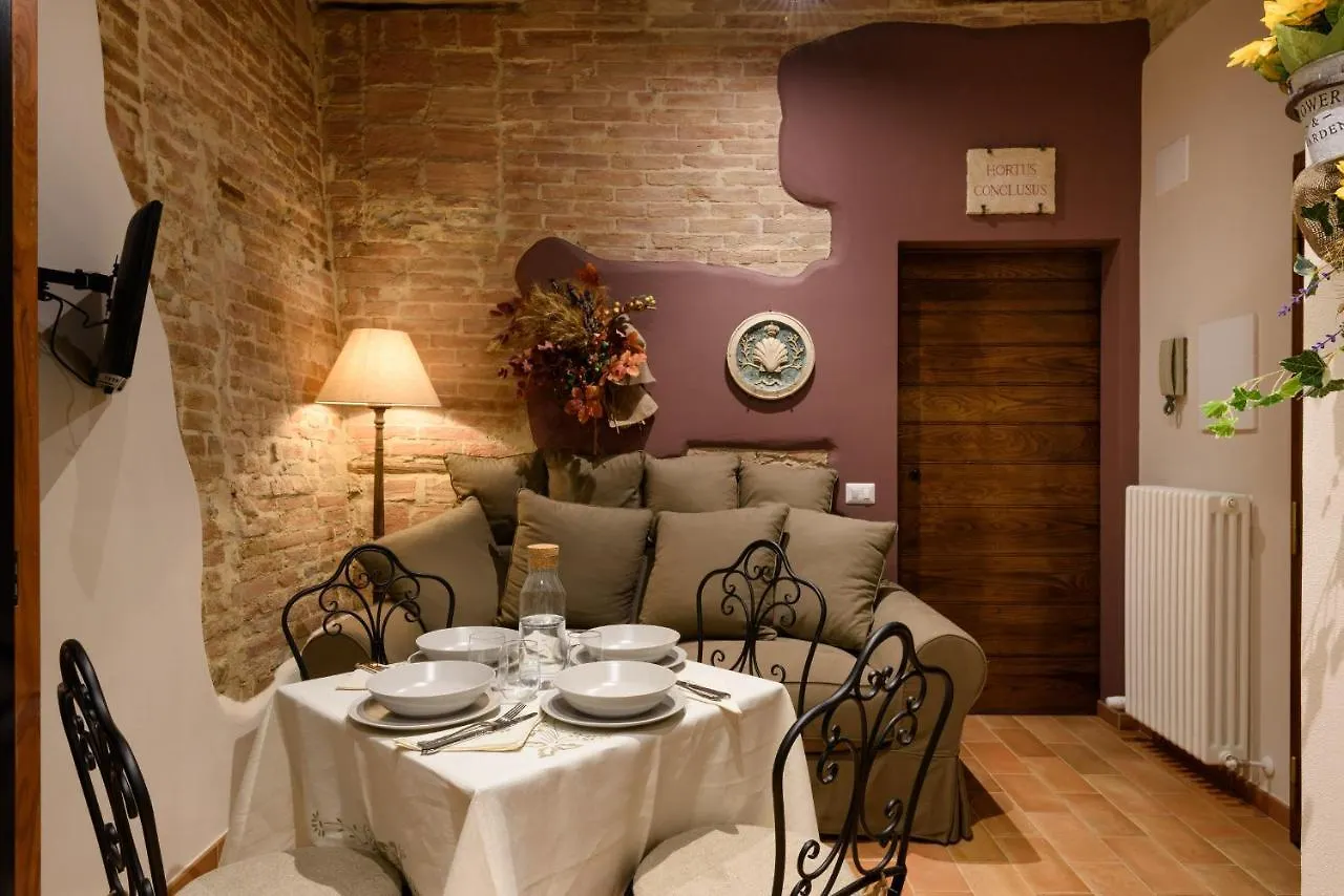 Hortus Conclusus + Free Parking Apartment Siena Italy
